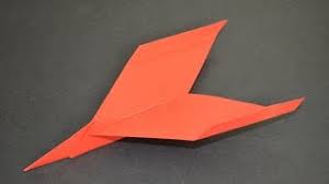 Debes construir el avión con material resistente para que resista las embestidas del viento y no hacerle las alas tan grandes ya que esto ocasionará pérdida de velocidad. Como Hacer Un Avion De Papel Que Vuela Mucho Aviones De Papel Origami Avion Youtube