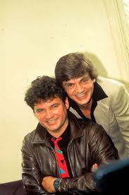 The influence of texan buddy holly, with whom they toured in the late 1950s, also can be heard in their sound (and phil would serve as a pallbearer at holly's funeral following his fatal. 1ypn5 Cpp7 B1m