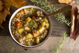 Pomodorini, capperi, cipolle, feta.ideale come pranzo completo nelle giornate più calde, una valida alternativa alla classica insalata di riso che tanto amiamo d'estate. Ricetta Zuppa Di Farro Classica Un Primo Piatto Semplice E Veloce Dissapore