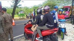 Pantai pangandaran bermula dari sebutan sebuah perkampungan baru yang dibangun oleh para pendatang. Remaja Dihentikan Di Pos Penyekatan Pangandaran Disuruh Putar Balik Saya Mau Piknik Bukan Mudik Tribunnews Com Mobile