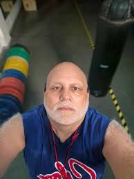 Bisogna trovare, in mezzo ai piccoli pensieri che ci danno fastidio, la  strada dei grandi pensieri che ci danno forza.» (Dietrich Bonhoeffer)  Buongiorno ☕ 🌺