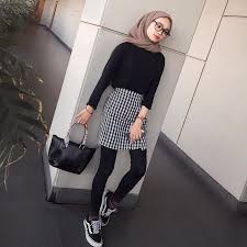 Jadi, jangan ragu membeli gaun atau rok atau atasan pink yang sudah lama kamu incar itu. 10 Pilihan Padu Padan Outfit Buat Hijabers Penyuka Warna Hitam Tetap Simpel Tapi Kece