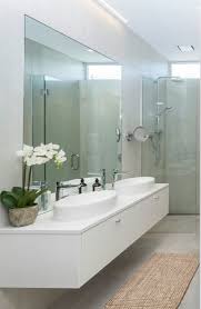 Glazed porcelain bullnose wall tile combines a matte finish with a medium sheen and handsome black variations in tone to create a perfect look for a variety of decorative schemes. Metro Gris 600x600 Reptiles