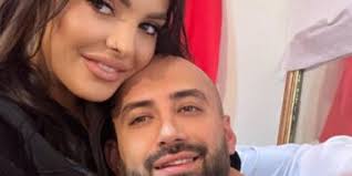 Doza e sheqerit për sot është kjo foto kaq e ëmbël e Xhensilës me Ajkën!