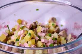 салат из свежей капусты с зеленым горошком и колбасой Salat S Zelenym Goroshkom I Solenymi Ogurcami Recept S Foto Poshagovo 1000 Menu