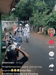 Maybe you would like to learn more about one of these? Viral Foto Pengantin Naik Gunung Pakai Kebaya Ini Cerita Di Baliknya