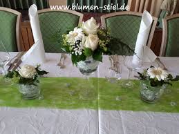 Tischdeko In Grun Weiss Mit Gestecken Im Stielglas Und Niedrigen Glas Rosen Germini Schleierkraut Und Alchemil Hochzeitsdekoration Tischdekoration Dekoration