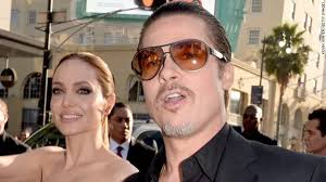 Un hombre golpea a Brad Pitt en el estreno de la pelicula 'Maléfica'