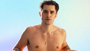 Lattore inglese Phil Dunster senza mutande - BitchyX