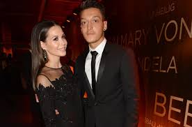 Bu olay sonrası mesut özil'in alman şarkıcı sevgilisi mandy capristo, yıldız futbolcuyu instagram'da takipten çıkardı. Mesut Ozil Mandy Grace Capristo Ile Baristi Magazin Haberleri Ntv
