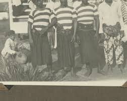 omschrijving groep javaanse mannen in suriname foto met hoekjes bevestigd op een bladzijde van een albumblad in het fotoalbum over d old pictures history art