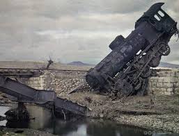 Yunan Ordusu Yakip Yikarak Batiya Dogru Geri Cekilirken Usak Yakinlarinda Stratejik Oneme Demiryolu Koprusu De Havaya Ucurulmus Trains Lokomotif Terkedilmis