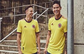 Nueva camiseta de la selección colombia 2021 con un modelo un poco más conservador que los anteriores, la prenda cuenta con las tradicionales franjas en los hombros , pero estas son de color rojo. Nueva Camiseta De La Seleccion Colombia 2021 Zona Captiva