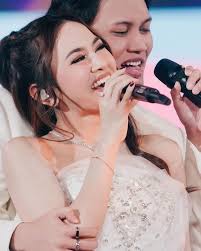 Rekomendasi Hadiah Anniversary Pernikahan untuk Suami dan Tips Memilihnya