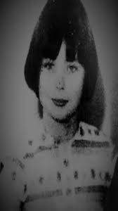 Mary Bell phạm tội lần đầu tiên một ngày trước sinh nhật lần thứ 11 của  mình. Tháng 5/1968, cô bé siết cổ một đứa trẻ 4 tuổi đến chết trong một căn  nhà hoang rồi sau đó để lại một tờ giấy thừa nhận ...