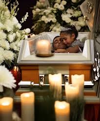 Lors de la veillée funèbre de son père, Camila, 8 ans, a refusé de quitter le cercueil – jusqu'à ce qu'elle y entre et qu'un événement inexplicable se produise. Camila avait 8 ans et se tenait près du cercueil, non pas…