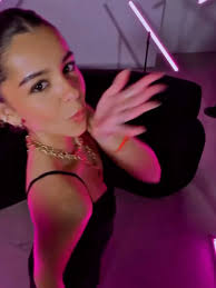 aaron.muro se suma a la familia de @pe.johnniewalker Red Label como  embajador 🥃❤️ Con un estilo auténtico y carisma único, Aaron representa  perfectamente el espíritu de la marca: avanzar con paso firme