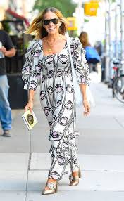 Sarah Jessica Parker Just Wore The Perfect Summer Dress Who What Wear She's always had a keen eye for the hottest new outfits and accessories, so it came as no surprise to see sarah carrying the latest w tote bag from louis vuitton.