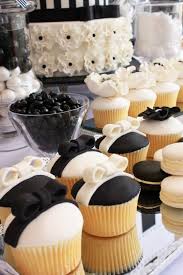 Black And White Desserts Adorable Little Black And White Bows On Top Of Wedding Cupcakes So Chic Wedding Weddingcupcakes Blac Wedding Desserts White Desserts Wedding Dessert Table