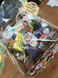 9 Ideeen Over Diy Overlevingspakket 30ste Verjaardag Cadeaus Konijnenhok Indoor