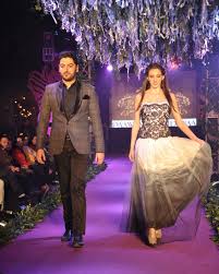 Leading Designers Of Delhi Showcased Their Extensive Range Of Fusion Fashion At The Show Which Enthralled The Audience The Fashion Show Fashion Pure Products