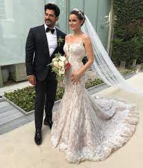 Programın sunucularından demet akalın yakın arkadaşı esra balamir ve mankenlerle birlikte yayına gelinlik giyerek çıkarak izleyenleri şaşkına uğrattı. Unlulerin Unutulmayan Gelinlikleri Magazin Haberleri Ntv