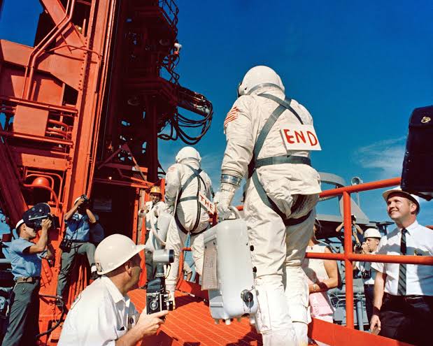 Buzz Aldrin montando equipamentos científicos no solo prateado do Mar da Tranquilidade na Lua.
