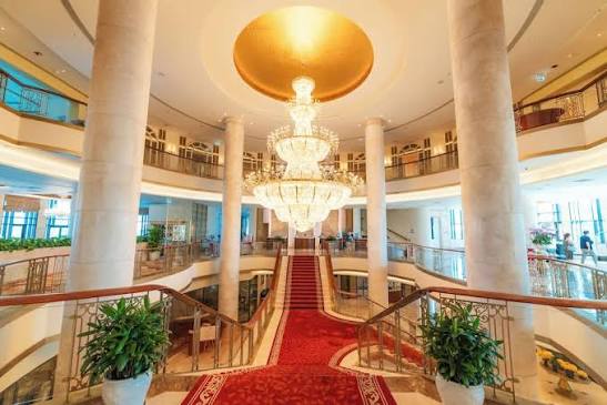 Không gian lobby Menora Grand Da Nang được thiết kế hiện đại, tạo cảm giác thoải mái ngay từ khi du khách bước vào khách sạn.