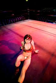 刺激的なトップレスプロレス 女性が情熱的にぶつかる