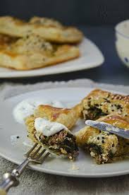Wenn Aus Zufall Liebe Wird Blatterteigtaschen Mit Hackfleisch Spinat Und Feta Herd S Kasper Rezept Blatterteig Hackfleisch Blatterteigtaschen Teig