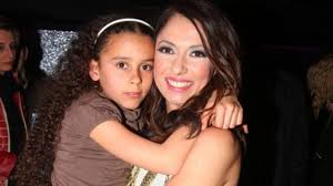 Η 16χρονη λήδα φόστερ πλέον ζει μόνιμα στη νέα υόρκη μαζί με τον πατέρα της, ο οποίος έχει αμερικάνικη καταγωγή. Mat8ildh Maggirh H Toyristikh Sxesh Ligwn Hmerwn Poy Thn Ekane Mana