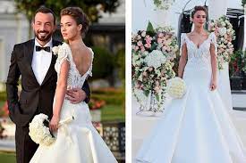 Barrus landon marka gelinlik nikahında, barrus landon marka gelinlik ve gaios marka taç tercih eden güzel oyuncunun, gelin makyajı selen karabulut, saçını sedat temur, styling ise onur gürbiz'e. Ilham Alabilecegin Unlulerin Gelinlik Modelleri