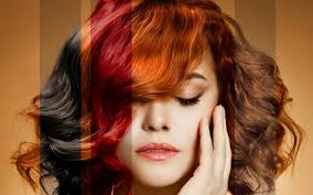 Come eliminare i riflessi rossi dai capelli in 10 semplici mosse