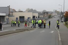 Ce service gratuit de google traduit instantanément des mots, des expressions et des pages web du français vers plus de 100 autres langues. Flers Les Entrees Filtrees A Leclerc Et Intermarche Carrefour Bloque Saint Lo Maville Com