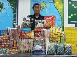 Mercun ialah sejenis perkakas letupan kecil yang direka terutamanya untuk menghasilkan bunyi bising yang amat kuat, terutamanya dalam bentuk dentuman kuat; Polis Marin Rampas Mercun Dalam Pondok
