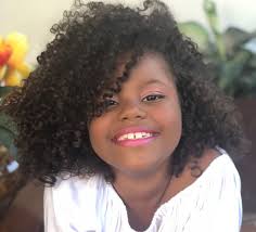 Menina que teve cabelo alisado pela namorada do pai volta a ter cachos