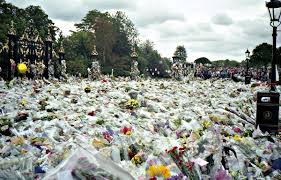 El funeral de diana de gales aparece en la nueva serie documental de harry y oprah. File Flowers For Princess Diana S Funeral Jpg Wikimedia Commons