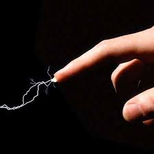 كيفية توليد الشحنات الكهربائية