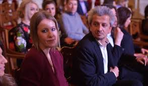 Еще бы, мало кто прибывает в загс на катафалке, а потом сразу едет венчаться. Svadba Sobchak I Bogomolova Kseniya Pokazala Eroticheskij Nomer Poslednie Novosti Shou Biznes Dni Ru