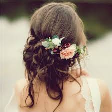 30 Elegante Und Anmutige Hochzeitsfrisuren Mit Blumen Schwere Blumen Elegane Beliebte Haarschnitte Hochzeitsfrisuren Hochzeit Frisuren Blumen Blumen Im Haar