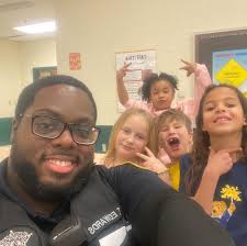 🥪 LUNCH WITH A DEPUTY 🥪 We recently enjoyed bringing our Lunch with a  Deputy program to Kempsville Meadows Elementary School! We love spending  time with our VBSchools kids. If you want
