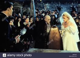 After her husband's presumed death, margaret marries cousin itt, and is immediately accepted into the addams clan as one of their own. Vetter Itt John Franklin Und Margaret Dana Ivey Mit Dachmarke Kitas Lokalen Caption 1993 Addams Family Values Sterben Addams Familie In Verrueckter Tradition Stockfotografie Alamy
