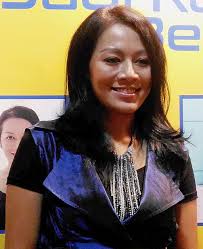 Dewi ”Dee” Lestari Menarasikan Buku