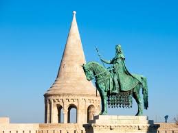 Csendes környezetben, távol a város zajától, magas színvonalú szobákkal és wellness részleggel várjuk vendégeinket hotelünkbe, 6000 m2 parkosított területtel. Mounted Statue Des Heiligen Stephan I Aka Szent Istvan Kiraly Der Erste Konig Von Ungarn Am
