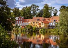 Denemarken bestaat uit het schiereiland jutland en 474 andere eilanden verder bestaat de natuur in denemarken uit veel glooiende heuvels, heidegebieden, meren, rivieren. Rondreis Denemarken Bijzondere Reis Vol Ongerepte Natuur Tui