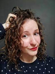 Haarschaum in die haare zu kneten. Huch Plotzlich Locken Mit Der Curly Girl Methode Judetta