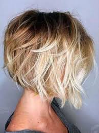 Court avec sur le devant une mèche plus longue, charme. Carre Plongeant Coupe De Cheveux