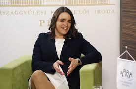 Demcsák zsuzsa férje hazautazik indiába. Verlazito Novak Katalin Felhaboritoan Csunyan Osztotta Ki A Nyugdijasokat Minek Varnak Olyat Ami Bekezdes