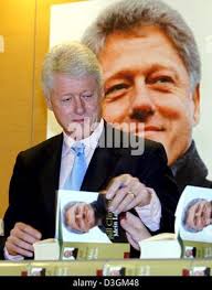 Il Presidente degli Stati Uniti Bill Clinton segni in legge il disegno di  legge della criminalità nel corso di una cerimonia sul prato Sud della Casa  Bianca il 3 ottobre 1996 a