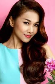 Ngọc Trinh mặc quần ngắn cũn khoe chân nuột nà